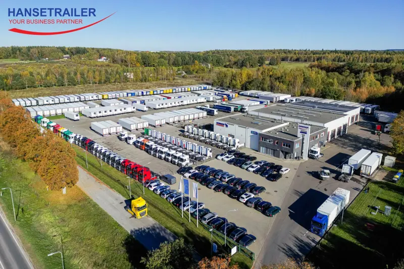 Hanse Trailer in der Liepkalnio g. 200F, Vilnius, von oben: Mietauflieger, Fahrzeuge zum Verkauf und die Werkstatt